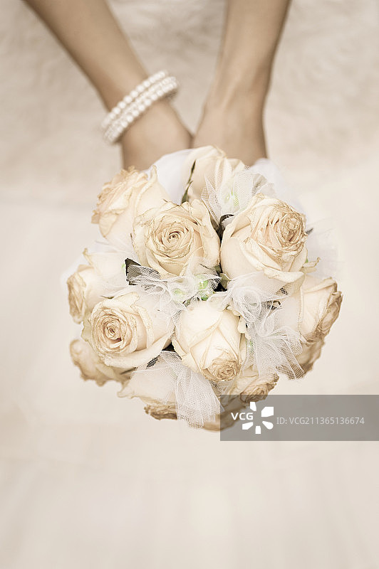美丽的婚礼花束在新娘手中图片素材