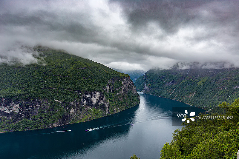 在永恒中，在挪威盖朗格，风景优美的河流在群山中与天空相对图片素材