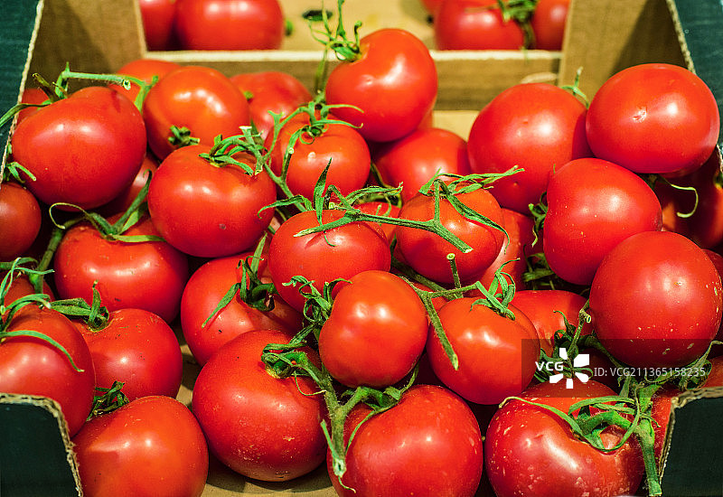 食物，市场摊位上出售的西红柿的高视角图片素材