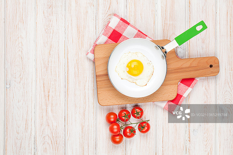有煎蛋和西红柿的健康早餐图片素材