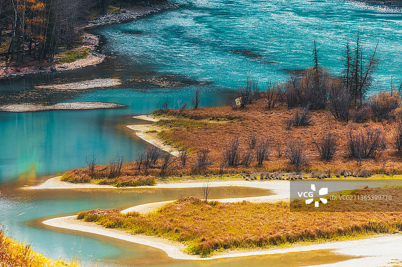 新疆阿勒泰地区布尔津喀纳斯景区喀纳斯河卧龙湾秋季户外风光高视角图片素材