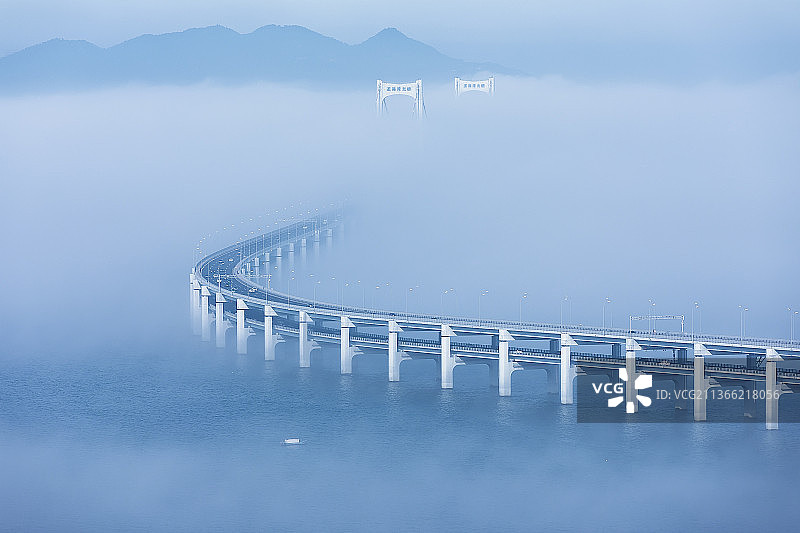 雾中的星海湾大桥（一）图片素材