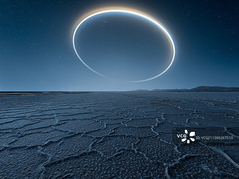 盐湖纹理上空的神秘的光环图片素材