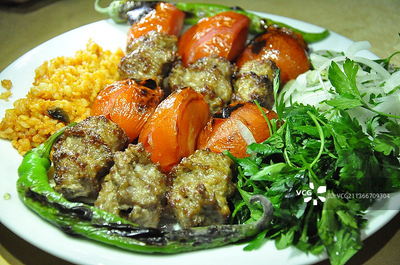 土耳其菜，盘子，甜点和沙拉，盘子里食物的特写，土耳其图片素材