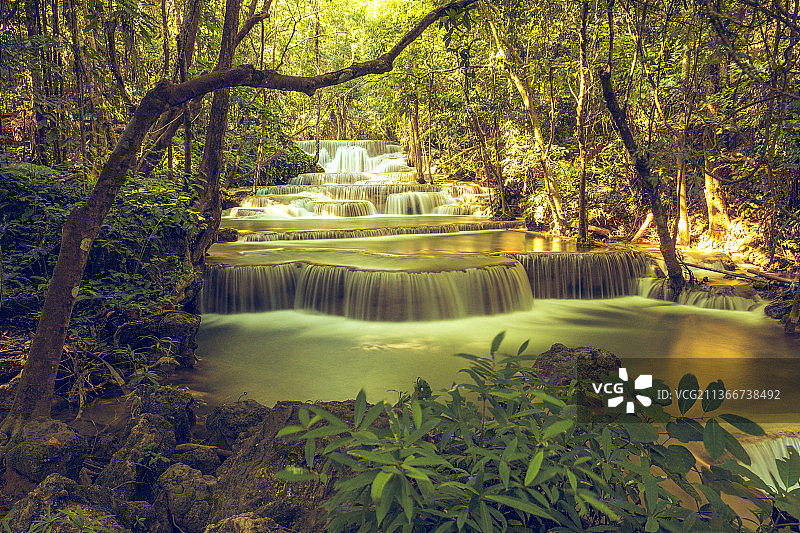 亚洲热带森林瀑布，泰国曼谷森林瀑布风景区图片素材