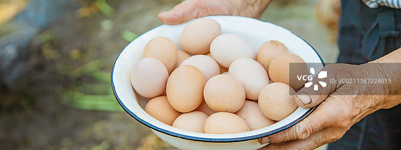 外婆手里的自制鸡蛋有选择性的专注图片素材