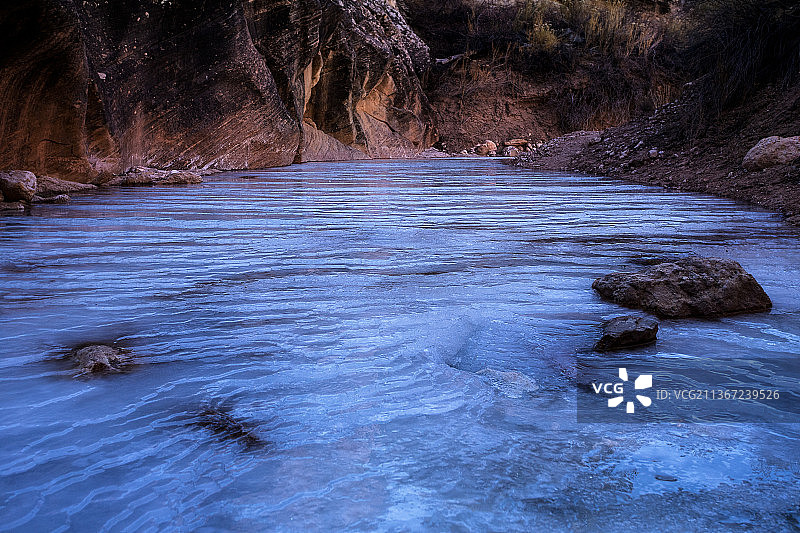 冰饼，河流流过岩石的风景图片素材