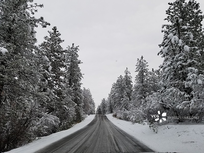 美国华盛顿州斯波坎市，冬季道路，天空映衬下的空旷道路图片素材