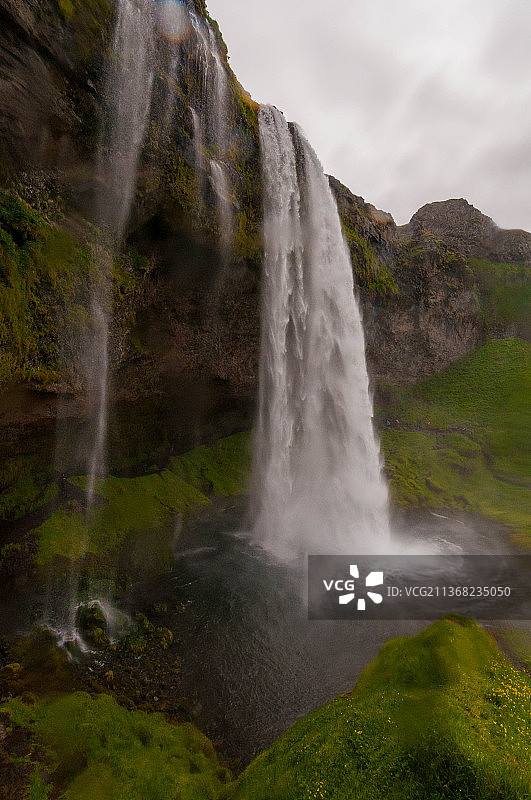 在Seljalandsfoss瀑布旁，瀑布映衬天空的景色图片素材