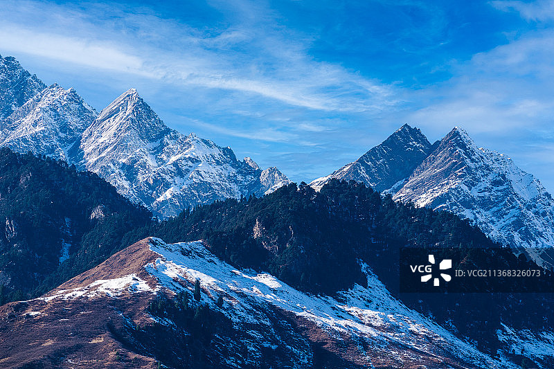 美丽的雪山景观，雪山在天空下的风景，马纳里，喜马偕尔邦，印度图片素材