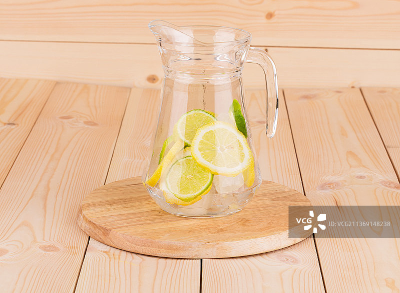 新鲜柠檬水，在桌子上的柠檬玻璃容器特写，摩尔多瓦图片素材