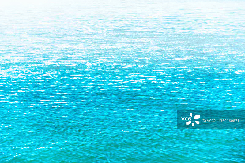 蓝色的海水背景，全帧拍摄的蓝色的大海图片素材