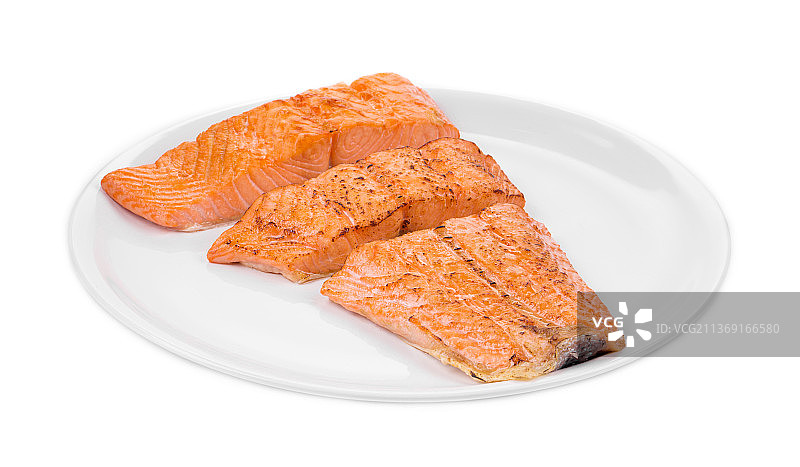 煎鲑鱼片，白色背景下盘子里食物的特写，摩尔多瓦图片素材