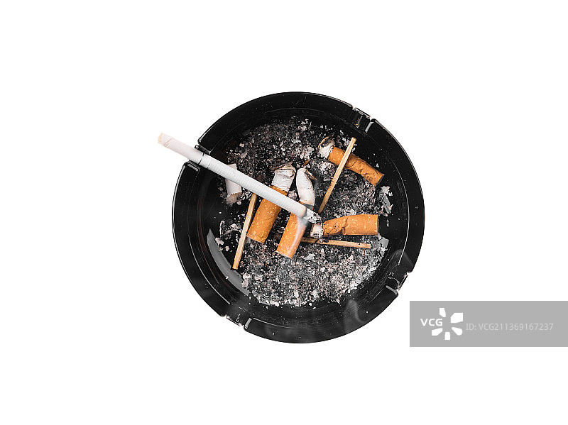 黑色烟灰缸与烟头，特写燃烧的香烟在白色背景，摩尔多瓦图片素材