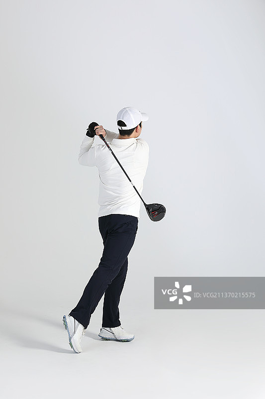 高尔夫运动员，亚洲韩国人，高尔夫球杆在工作室图片素材