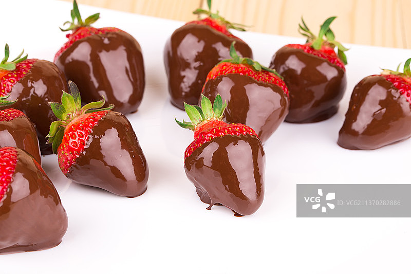 美食巧克力覆盖草莓，白色背景上的巧克力特写，摩尔多瓦图片素材