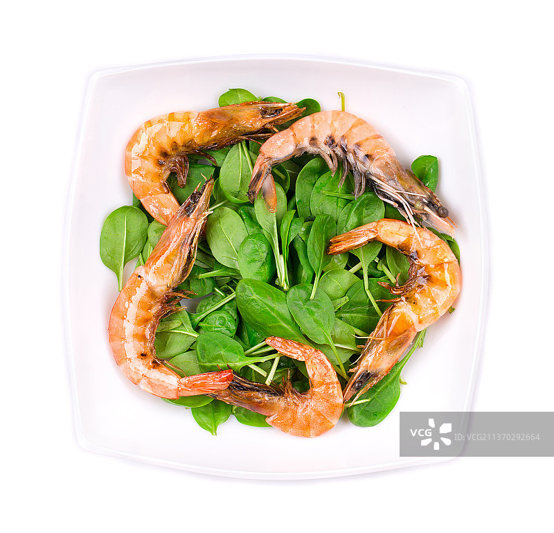 新鲜的水煮虾配菠菜，白色背景的海鲜盘的高角度视图，摩尔多瓦图片素材
