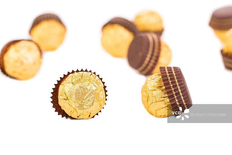 美味的巧克力夹心糖，白色背景下的硬币特写，摩尔多瓦图片素材