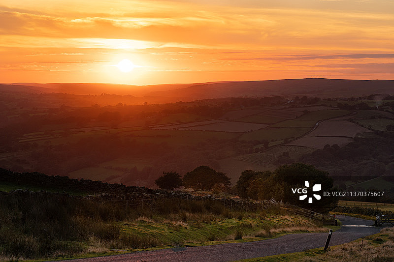格罗蒙日落，日落时天空映衬的风景，格罗蒙，惠特比，英国，英国图片素材