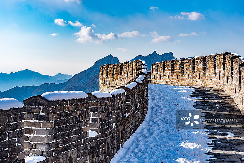 北京慕田峪长城城墙垛口远山蓝天雪景图片素材