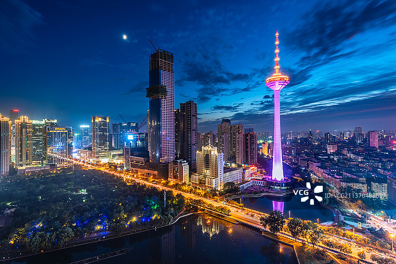 中国辽宁沈阳青年大街南运河和彩电塔夜景图片素材