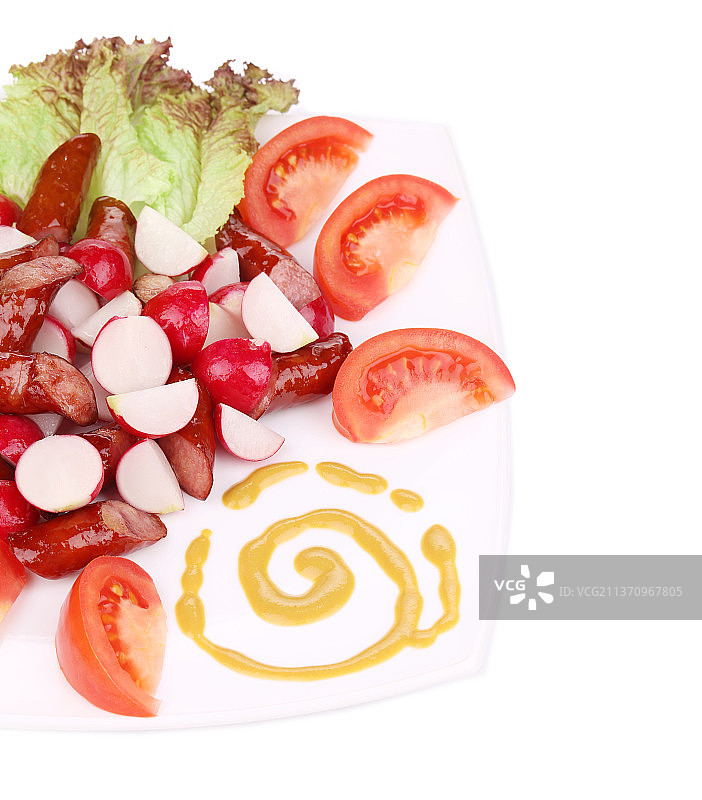 萝卜沙拉的特写，白色背景下盘子里食物的特写，摩尔多瓦图片素材
