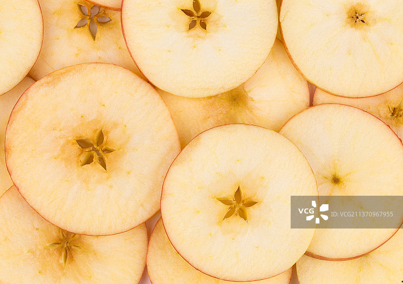 切片苹果的特写镜头，摩尔多瓦市场上出售的苹果的全屏镜头图片素材