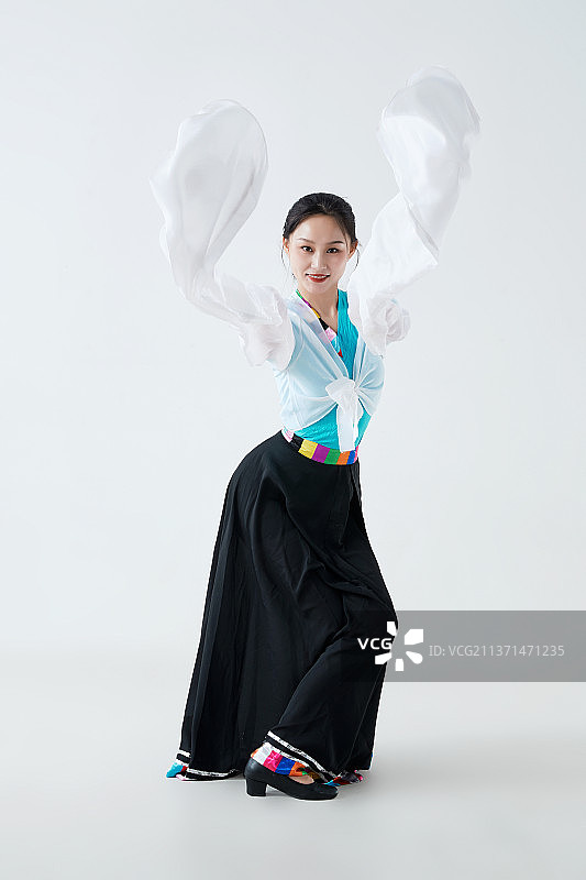 穿着藏族服饰跳着藏族舞蹈的少女图片素材