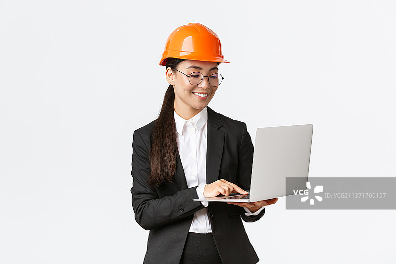微笑着的亚洲成功女性工业工程师，工厂经理图片素材