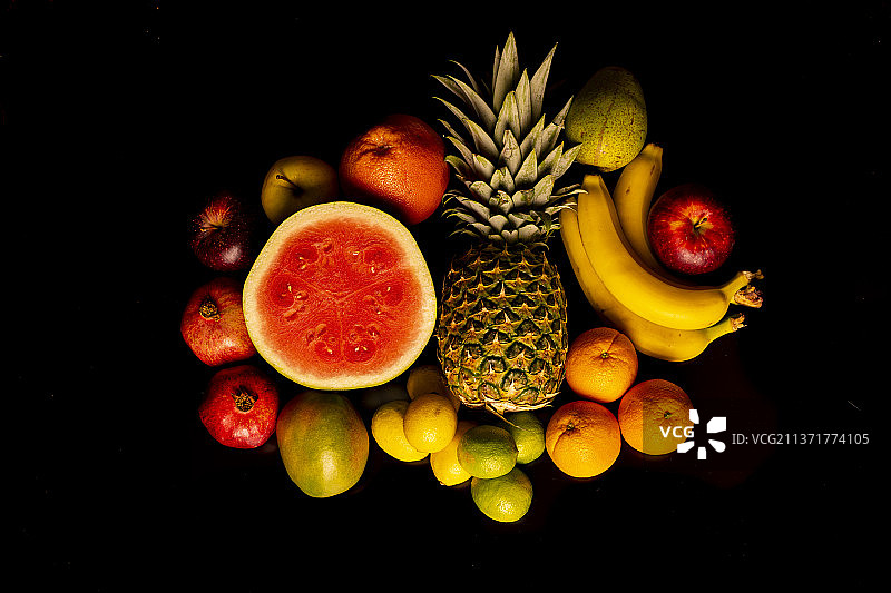 热带水果，水果和蔬菜的特写对黑色背景，罗马尼亚图片素材