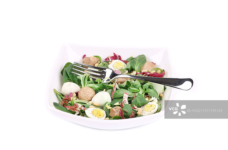 蘑菇沙拉与玉米沙拉，高角度的沙拉在碗在白色背景，摩尔多瓦图片素材