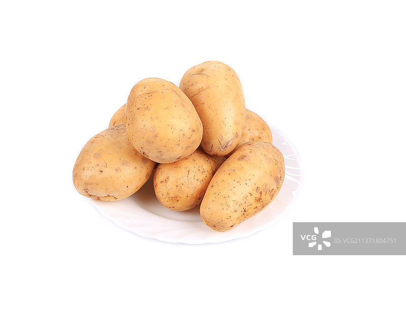 盘子里成熟的土豆，白色背景下碗里土豆的特写，摩尔多瓦图片素材