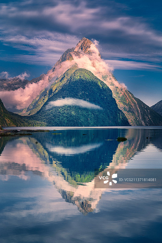 倾斜峰反射，风景优美的湖由山对天空，南国，新西兰图片素材
