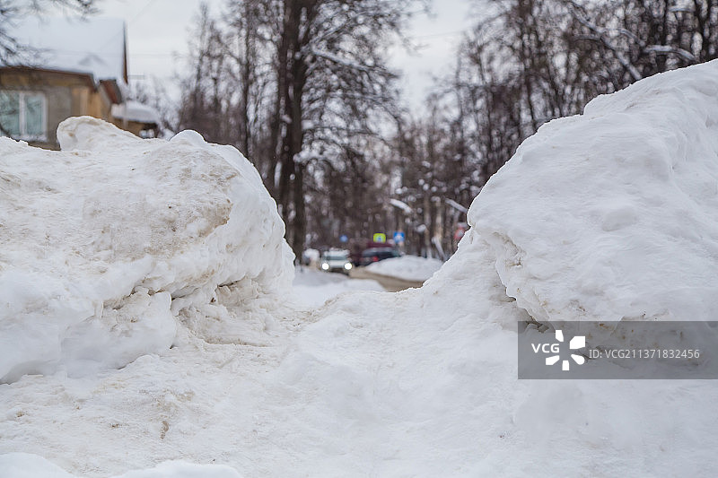 宽阔的雪堆在城市的背景下图片素材