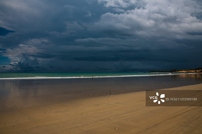 深蓝色的天空，多云的天空下的海滩风景，巴西帕莱帕巴图片素材