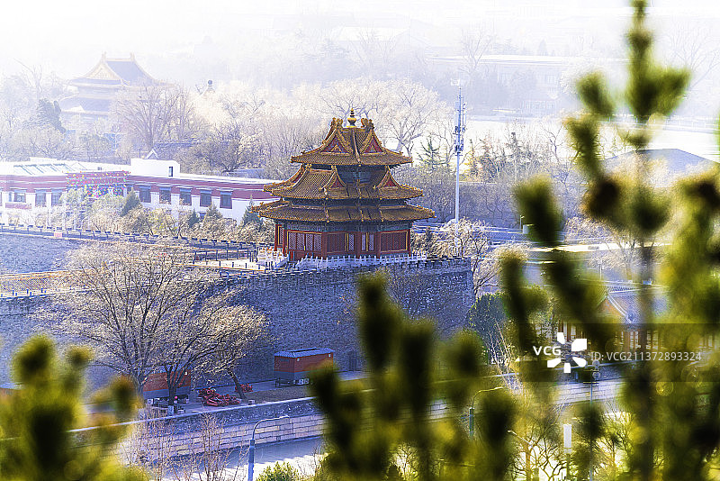 中国北京市，从景山公园眺望故宫角楼图片素材