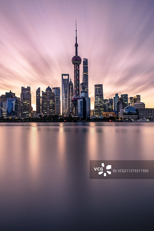清晨日出时分的上海市陆家嘴建筑群和霞光流云图片素材