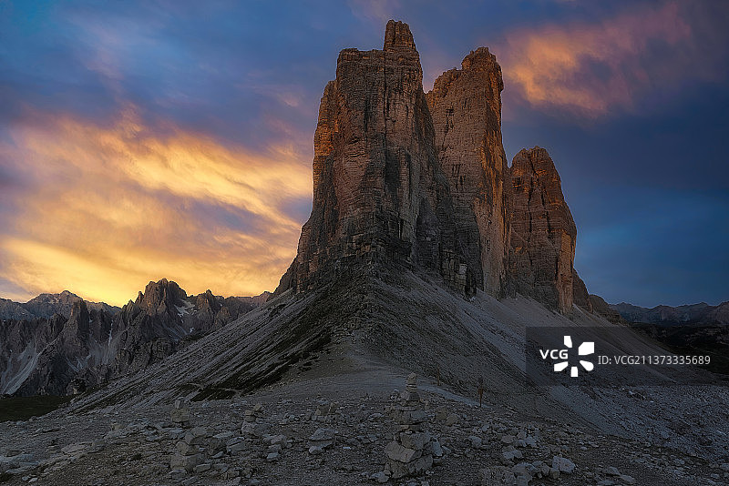 拉瓦雷多三座山峰的日出，特雷西梅迪拉瓦雷多，意大利图片素材