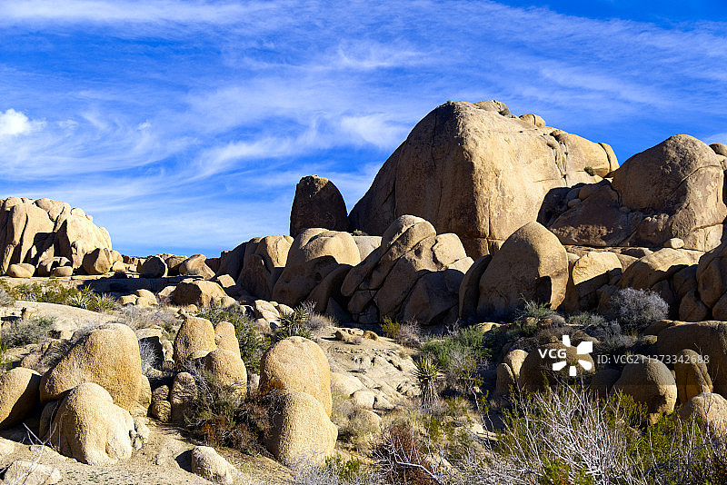 约书亚树国家公园的岩石碎石，沙滩上的岩石对着天空的全景，约书亚树国家公园，加利福尼亚，美国，美国图片素材