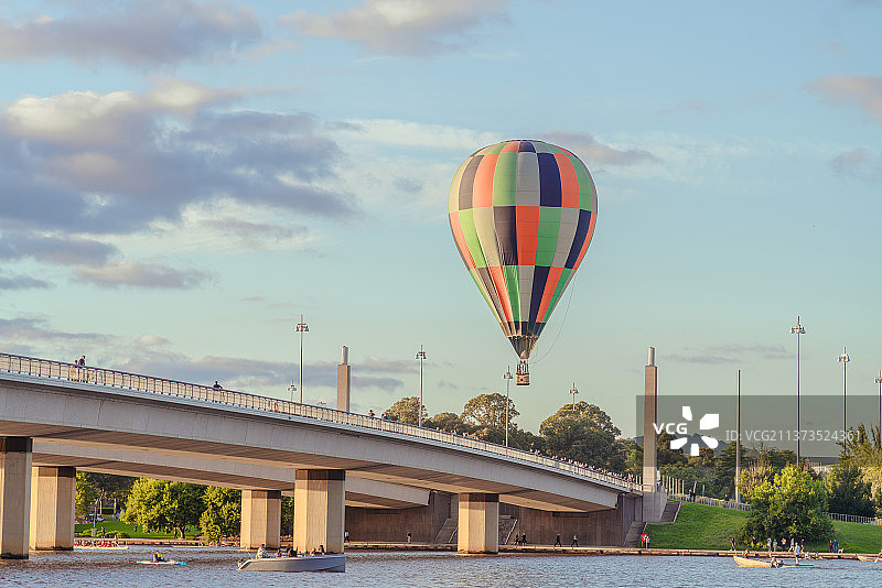 格里芬湖湖桥上空的热气球图片素材