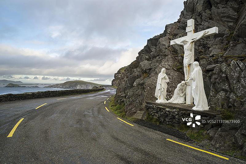 欧洲，爱尔兰，明斯特，克里郡，丁格尔半岛，斯利黑德，Coumeenole South, Slea Head, comeenole South, coastal road, comeenole South, maria and Saint John的十字架上的耶稣雕像图片素材