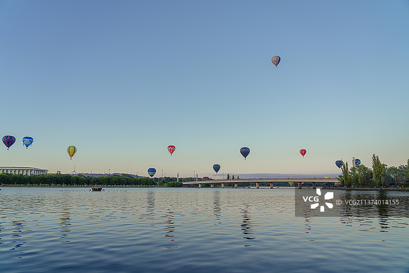 黄昏时的格里芬湖上空许多热气球图片素材