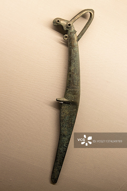 中国国家博物馆：羊首青铜刀（商代，内蒙古鄂尔多斯市出土，鄂尔多斯市博物院藏）图片素材