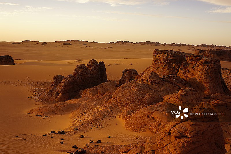 沙漠海岸，撒哈拉沙漠-阿尔及利亚，天空映衬下的沙漠风景图片素材