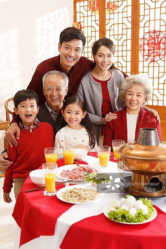 幸福家庭过年吃团圆饭图片素材
