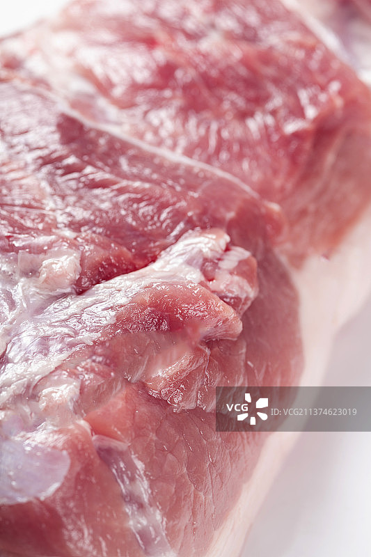 一块新鲜猪肉特写白色背景图片素材