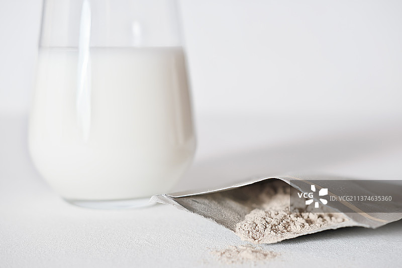 胶原蛋白粉旅行包旁边的一杯牛奶图片素材