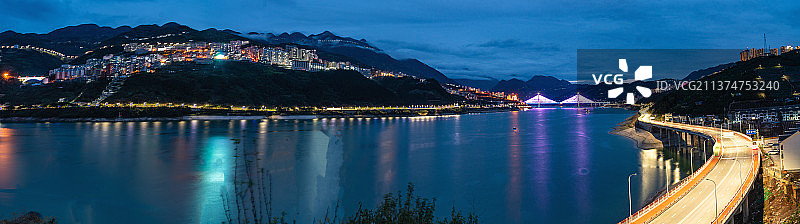 湖北：巴东长江大桥夜色图片素材