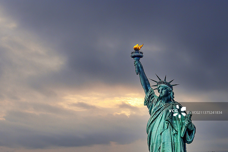 美国自由女神像屹立在蓝天白云下的纽约港图片素材