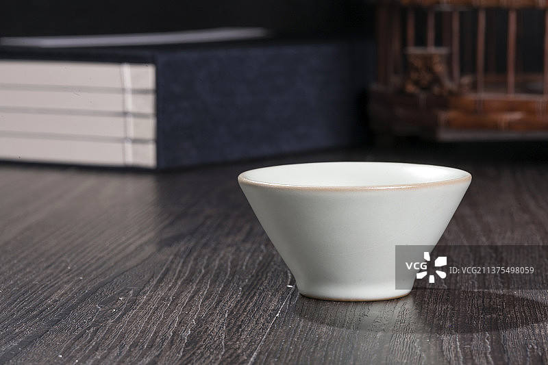 茶具茶杯茶盏摆放在木桌面背景上图片素材